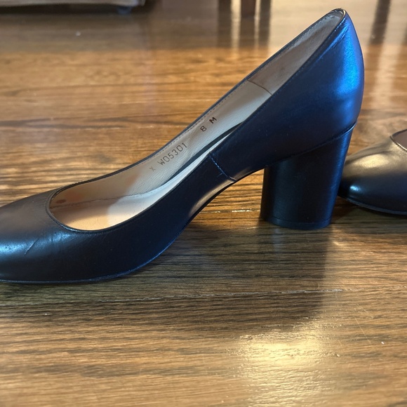 Stuart Weitzman Black Leather Heel - Picture 6 of 9